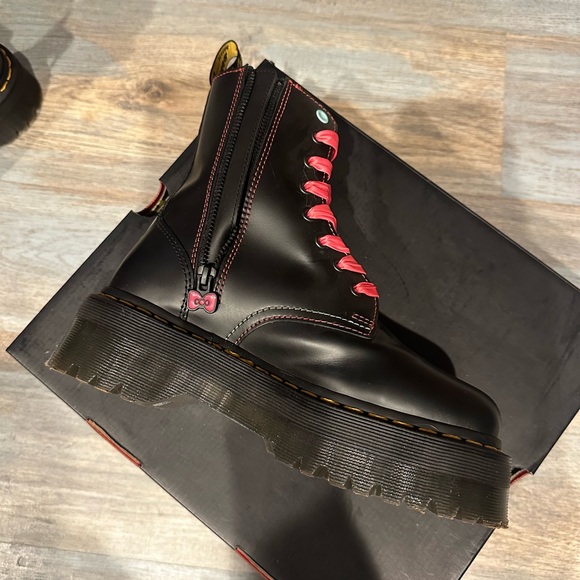 Hello kitty doc martens - Picture 3 of 10
